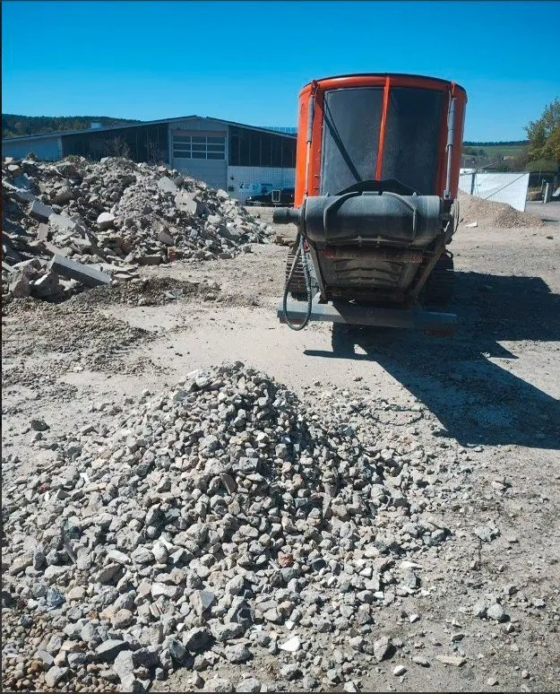 Mobile Brechanlage Arjes Impaktor 250 EVO auf Bauschutthaufen im Mieteinsatz