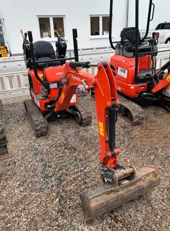 Kubota U10-5 Mikrobagger von Weber-Herbst bei Grabarbeiten im Garten
